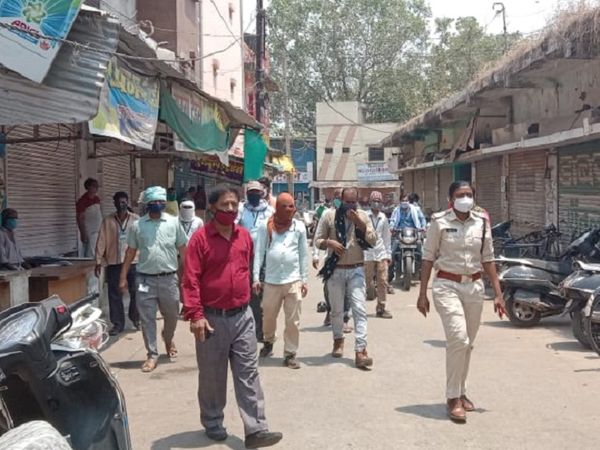 पुलिस ने मंडी से 8 थोक व्यापारियों को गिरफ्तार किया है।