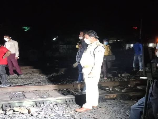 हादसे के बाद मौके पर पहुंचे आरपीएफ जवान और रेलवे के तकनीकी कर्मी।