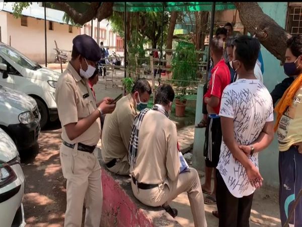 अंबेडकर अस्पताल में मर्चुरी के पास कागजी कार्रवाई में जुटी पुलिस।