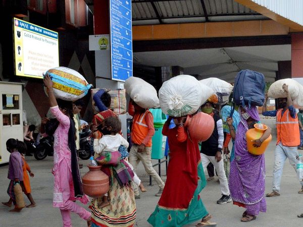 The photo is from Bengaluru, Karnataka. After the collapse of the work here, the order of return of migrant laborers is going on. - Dainik Bhaskar