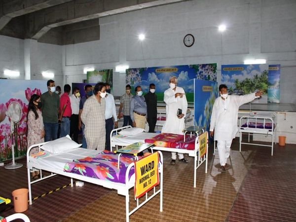 स्वास्थ्य मंत्री टीएस सिंहदेव ने नवा रायपुर स्थित जैनम मानस भवन में निर्मित कोविड अस्पताल पहुंचकर चिकित्सालय में प्रबंधन व कोविड मरीजों के लिए उपलब्ध व्यवस्थाएं देखीं।