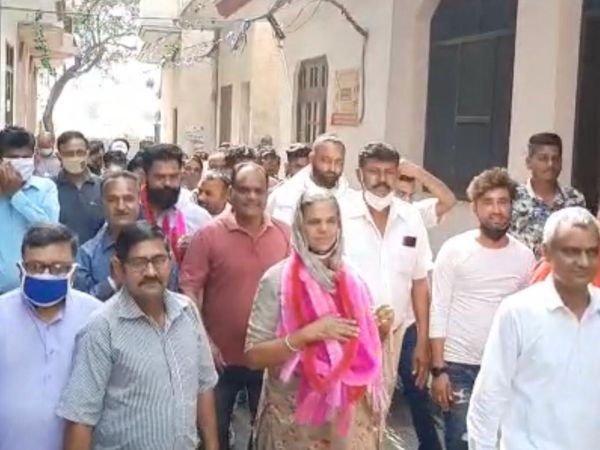 नगर कौंसिल प्रधान बनी हरदीप कौर जौहल के साथ समर्थक। - Dainik Bhaskar