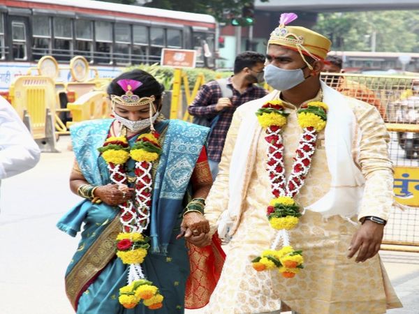 लॉकडाउन के बीच बांद्रा कोर्ट से शादी कर बाहर निकलता एक जोड़ा।