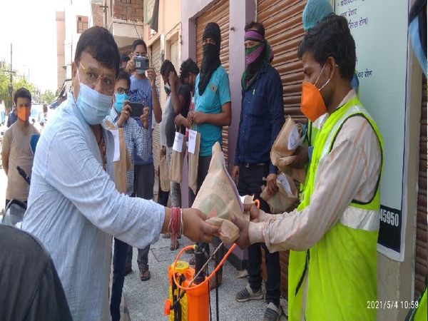 कोरोना संक्रमण को रोकने के लिए जुटे सफाई कर्मचारियों को सम्मानित करते मंत्री