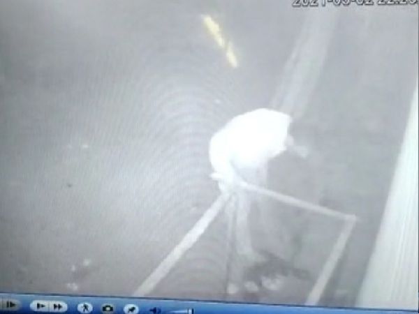 CCTV कैमरे की फुटेज में संदेही पत्थर उठाकर पटकता दिख रहा है