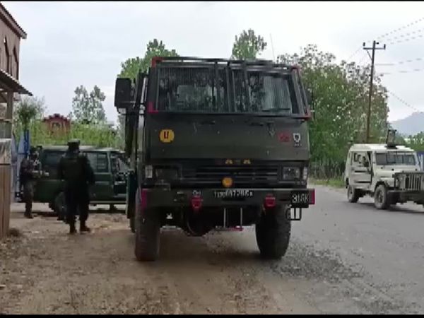 एनकाउंटर के दौरान इलाके को घेरते सुरक्षाबल के जवान।