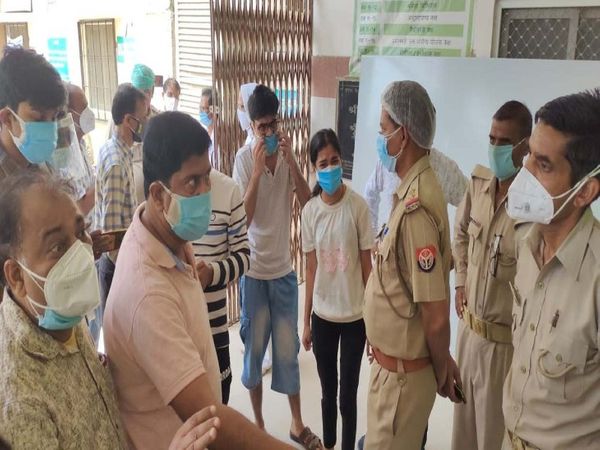 हॉस्पिटल में हंगामे के बाद पुलिस ने परिजनों को समझाकर शांत कराया। - Dainik Bhaskar