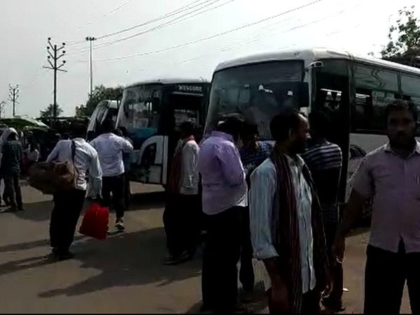 पटना से बाहर जाने के लिए मीठापुर बस स्टैंड में आते लोग।