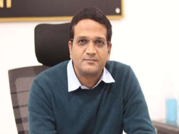 जब DC को इसकी सूचना मिली तो उन्होंने तुरंत इसका स्पष्टीकरण जारी किया। उन्होंने कहा कि उनके नाम का फेक एकाउंट बना कर पैसे की मांग की जा रही है। - Dainik Bhaskar