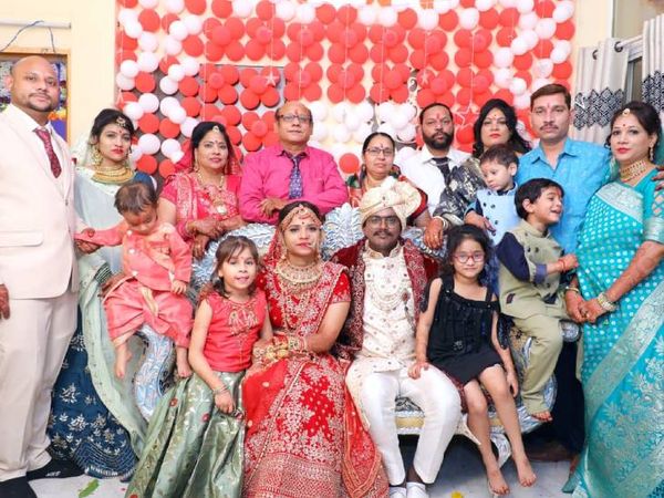 फोटो में दिखाई दे रहे परिवार के 11 लोग और 5 बच्चे।