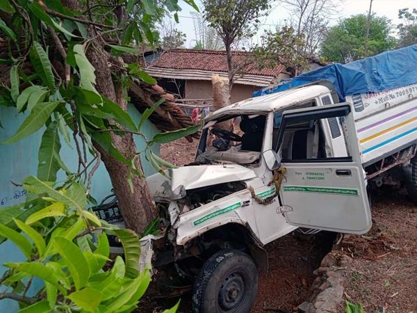 बाइक में टक्कर मारने के बाद पिकअप वैन सड़क किनारे एक आम के पेड़ से टकरा गई।