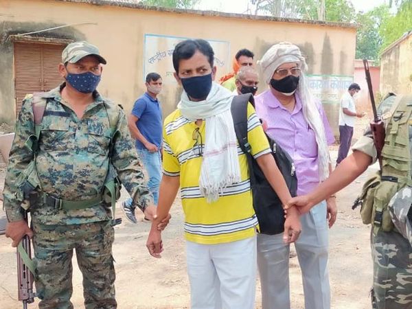 गिरफ्तार करने के बाद रोजगार सेवक को ACB कार्यालय लाया गया। - Dainik Bhaskar