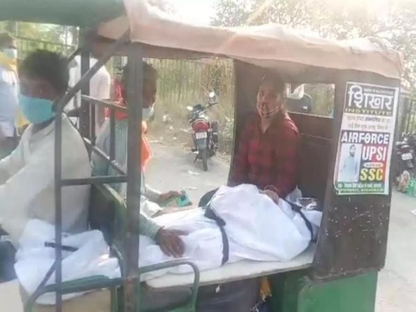 एंबुलेंस न मिलने पर बेटे का शव � - Dainik Bhaskar