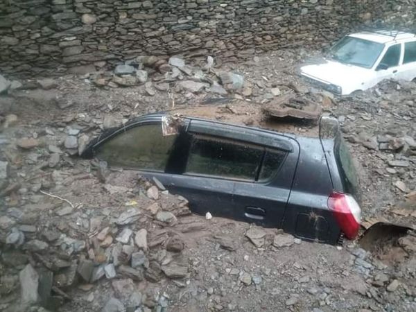 बादल फटने से मलबे के नीचे दबी कारें।
