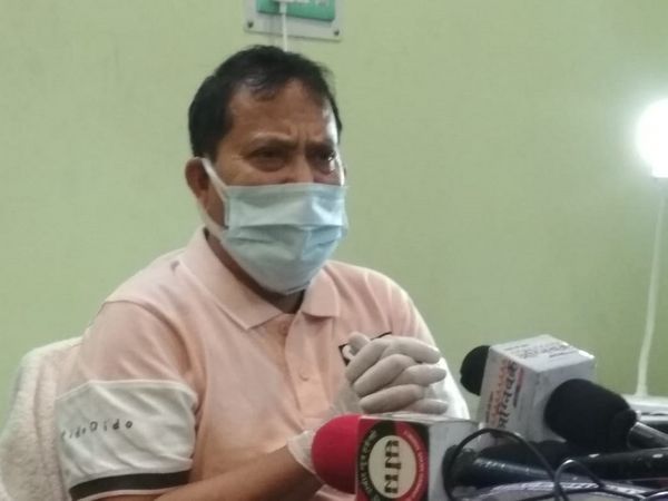 मंगलवार को छपरा में प्रेस कांफ्रेंस करते सलीम परवेज। - Dainik Bhaskar