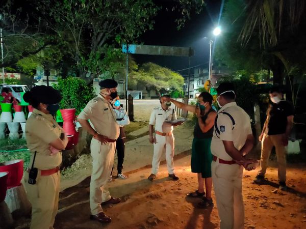 रहवासियों से जानकारी लेते एसडीओपी, टीआई।