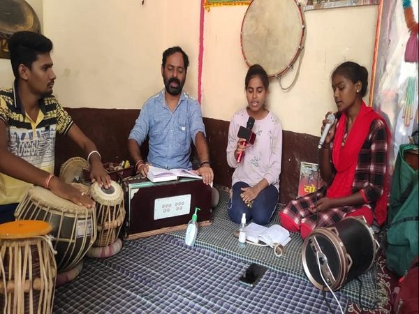 बालोद जिले के चिटौद गांव में संगीत की कक्षा में तबला, हारमोनियम, ऑर्गन की शिक्षा जारी है।
