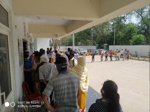 JAH में 18+ उम्र वालों के लिए वैक्सीनेशन से पहले धूप में दूर-दूर तक लग गई लाइन