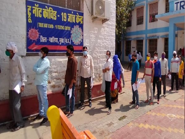 सभी अस्पताल में तेज धूप में घंटों खड़े होकर कोविड संदिग्ध को सैंपल देना पड़ता है