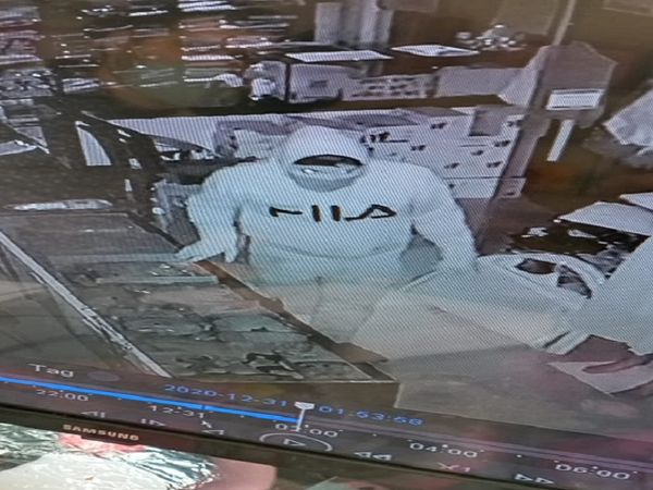चोरी के आरोपी रिंकु मौर्या सीसीटीवी कैमरे में कपड़े की दुकान में चोरी करते दिख रहे हैं।