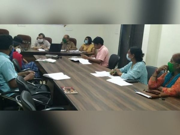 सीएमएचओ स्वास्थ्य कर्मियों की बैठक ले रहे हैं। बेमेतरा, नवागढ़, साजा और बेरला के स्वास्थ्य केंद्र का दौरा किया। जिला अस्पताल में ट्रूनॉट सेंटर रायपुर और कोविड सेंटर का निरीक्षण भी किया।