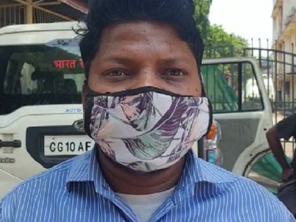 एसडीएम कार्यालय से अस्पताल को निर्देश मिलने के बाद गार्ड ने गेट खोला और ऊपर बनाए गए कोविड वार्ड में सूचना दी। इसके बाद लगभग एक घंटे तक अंदर के दरवाजों पर एर्केन खड़ी रही, लेकिन कोई भी मरीज को लेने के लिए नहीं आया।