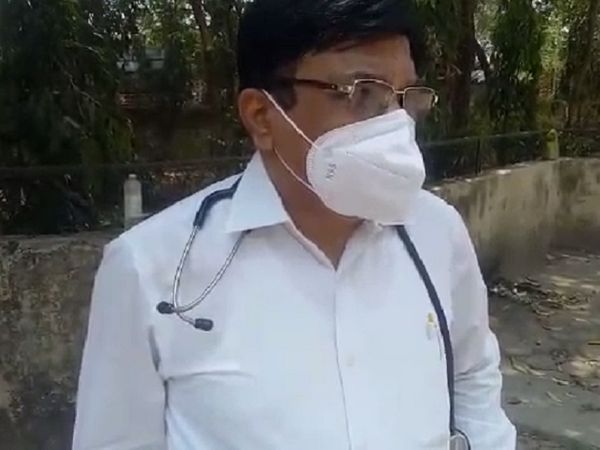 डॉ। गुप्ता बोले- ऊपर बिस्तर खाली नहीं था। क्रिटिकल रोगी के लिए हाउसकीपिंग स्टाफ तैयारी कर रहा था। सीरियस मरीज को गेट पर लाकर खड़े हो जाएंगे तो उनकी गलती है।