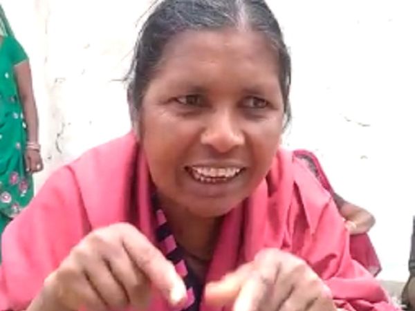 ग्रामीण महिलाओं का कहना था कि केक नहीं लगवाएंगे। मर जाओगे तो क्या होगा। हम मर जाएंगे तो सरकार जिम्मेदारी लेगी।