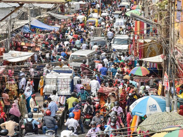 This photo is from Patna, the capital of Bihar. After the announcement of the lockdown, there was a crowd of people in the markets. Most people were neither wearing masks nor following social distancing. - Dainik Bhaskar