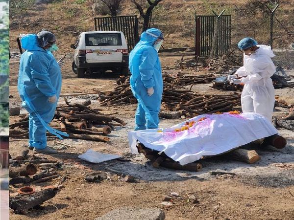 मोक्ष संस्था द्वारा शव का अंतिम संस्कार करते हुए।