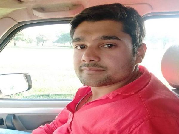 विनीत (30) ने ट्रेन के सामने कूद कर जान दे दी।
