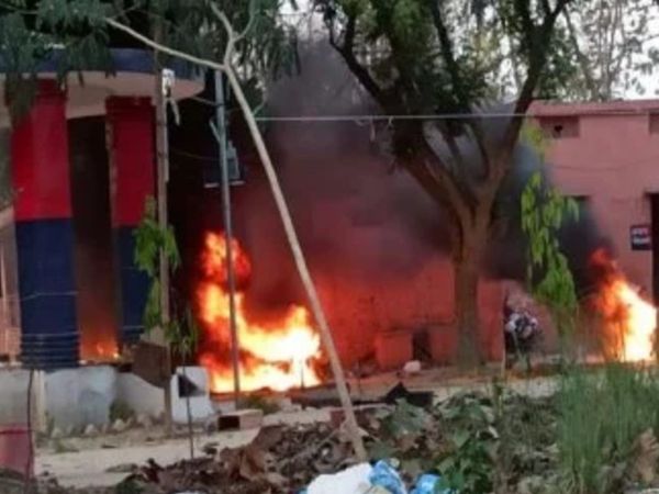 उपद्रवियों ने चौरीचौरा क्षेत्र में जमकर उत्पात मचाया। - Dainik Bhaskar
