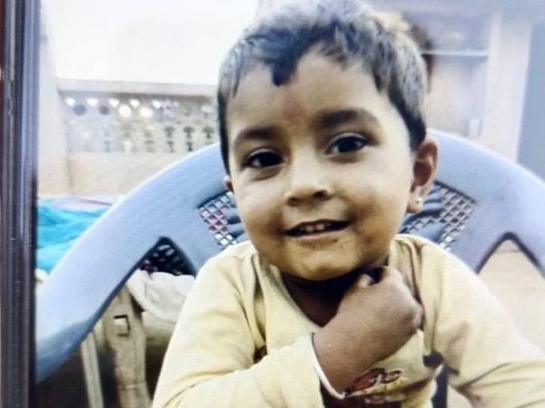 गनीमत रही कि बच्चा बोरवेल में इस तरह फंसा था कि वह खा-पी सकता था। उसे रस्सी के सहारे नीचे खाना और पानी दिया गया। -फाइल फोटो