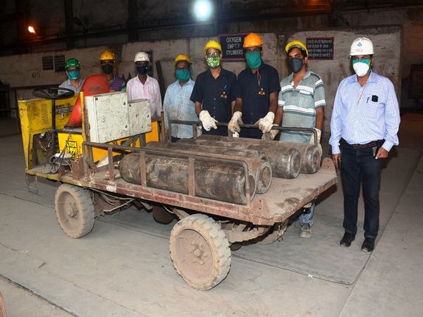 ट्राली के माध्यम से ऑक्सीजन सिलेंडरों की आपूर्ति कर करमी रही है।