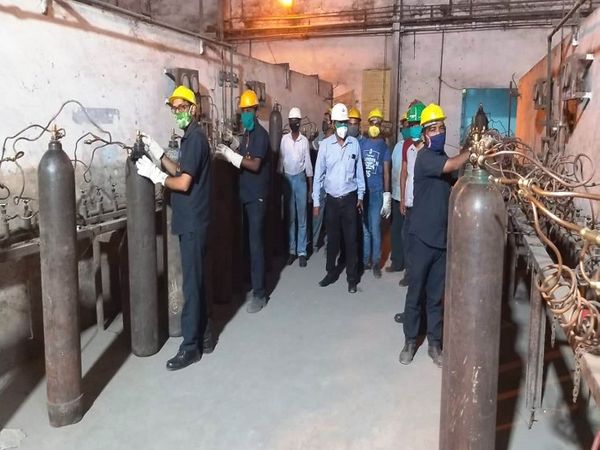 ऑक्सीजन प्लांट में काम करने वाले कर्मी बिना थके निरंतर काम कर रहे हैं।