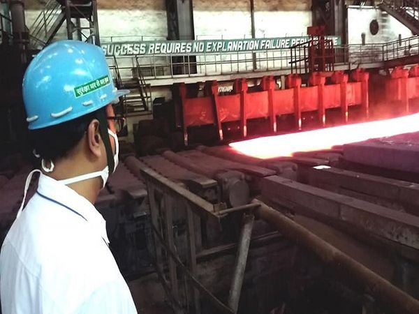 ऑक्सीजन प्लांट में काम करने वाले कर्मियों को घुनरी देखने तक की फुर्सत नहीं है।