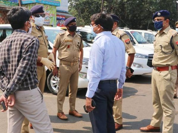 मेरठ में लॉकडाउन का सख्ती से पालन कराने के लिए सड़क पर उतरे अधिकारी।