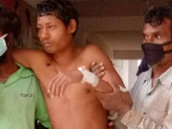 गंभीर रूप से घायल हुए पुत्र सुरजन और बेटी बुध्दी को प्राथमिक उपचार के बाद जिला अस्पताल बैकुंठपुर रेफर किया गया है।