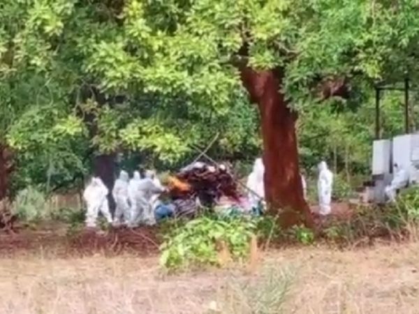 दीपक कर्मा गुरुवार को पंचतत्व में विलीन हो गए। पीपीई किट पहनकर 12 साल के बेटे आयुष ने अपने पिता के शव को मुखाग्नि दी।