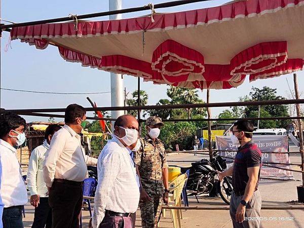सुकमा कलेक्टर विनीत नंदनवार कोंटा हाईवे पर बनाई गई चेकपोस्ट पर खुद मौजूद रहे। इस दौरान वहां से निकल रहे लोगों से वह खुद भी जानकारी ले रहे थे।