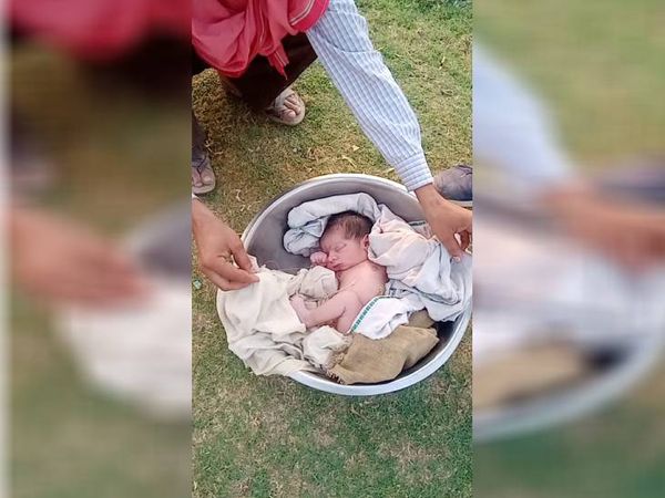 यूपी के मथुरा में एक तसले में र� - Dainik Bhaskar