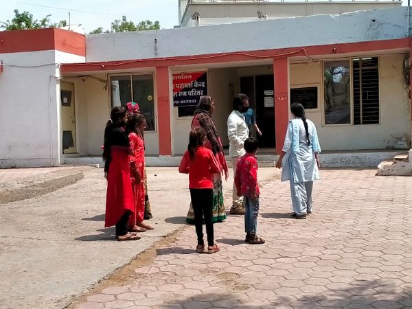 महिला स्टाफ ने शांत कराया मामला