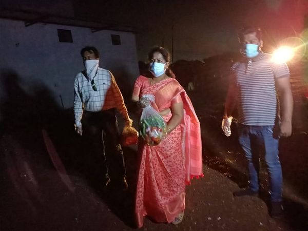महापौर रात में राहत हगर के साथ-साथ लोगों का हाल-चाल भी ले रही हैं, लोगों को वैक्सीनेशन करने की अपील भी कर रहे हैं।