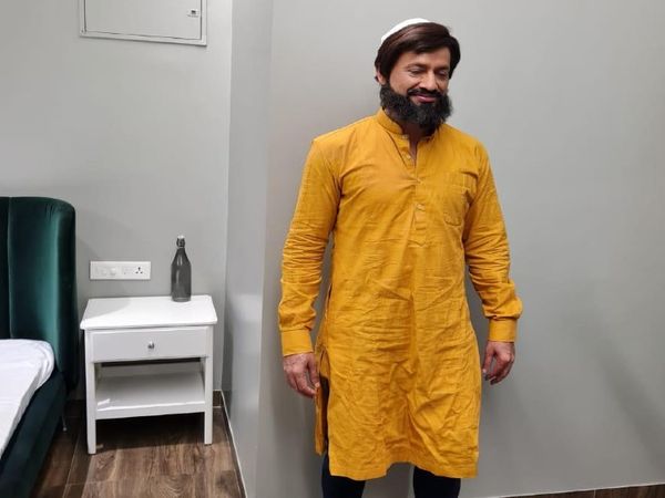 कमिश्नर ने सिर पर टोपी भी ऐसी लगाई जो मुस्लिम भाई पहनते हैं।