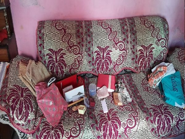 घर के सोफा पर पड़े गहनों के खाली बॉक्स, इन्हें भी चोर ले गए