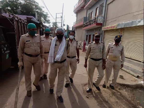बाजारों में अब पुलिस इस तरह डंडा लेकर घूमने लगी है