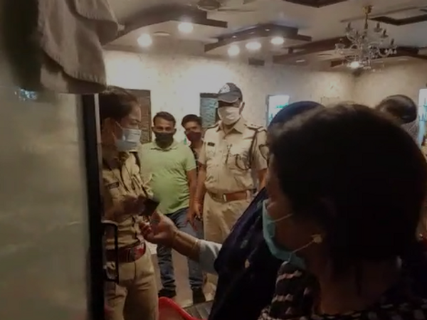 ब्यूटी पार्लर पर कार्रवाई करती पुलिस। - Dainik Bhaskar