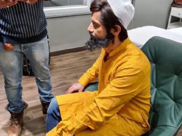 3 पुलिस स्टेशन में जाकर कमिश्नर ने दो अलग-अलग कहानी बताईं।