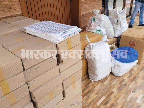 फार्महाउस में हजारों कीसंख्या में बोतल और रैपर मिले।