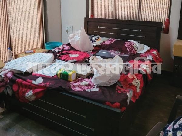 ग्लूकोज के डिब्बे और अन्य सामग्री भी थी फार्महाउस में।